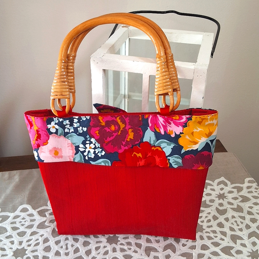 Red Flowered Wooden Handle Purse - Picture 4 of 7